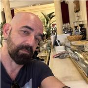 El cocinero enseña a preparar ricas recetas